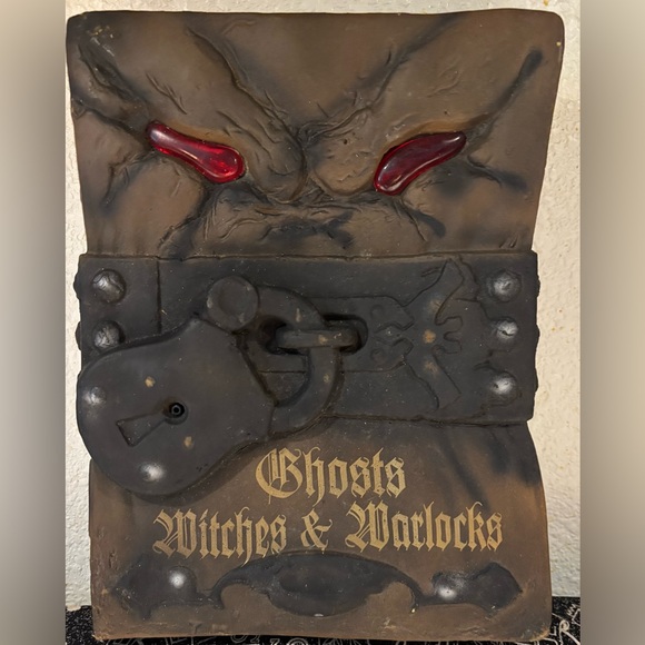 Vintage "HallowScream Nightmare Collection Shaking Haunted Book by Trendmasters - Picture 1 of 7